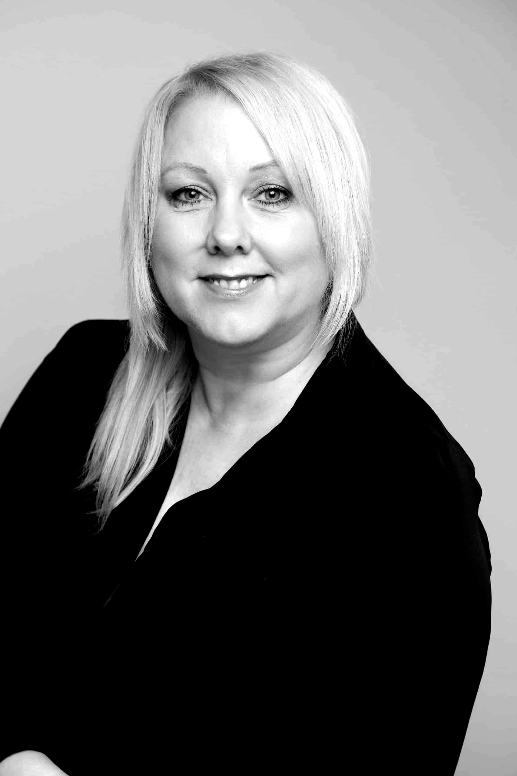 Claire Golder Claire 4582 scaled blackwhite